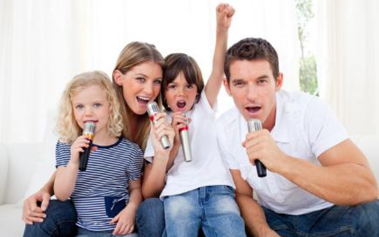 Дети поют караоке. Семья поет. Дети и взрослые поют. Музыкальная семья. Родители и дети поют.